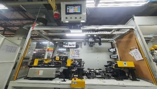 Bên trong máy tán đầu ống khung ghế ô tô: cụm đồ gá và màn hình điều khiển