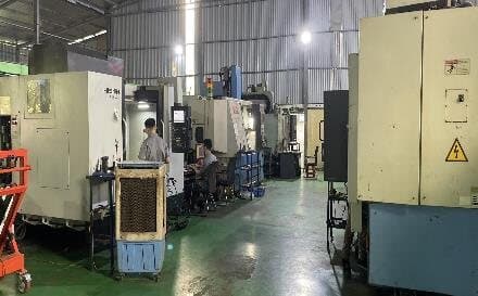 Dãy máy CNC và kỹ thuật viên vận hành tại xưởng gia công PM-Vina