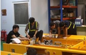 Kỹ thuật viên PM-Vina lắp ráp và hiệu chỉnh thiết bị