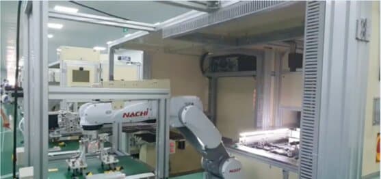 Robot gắp màn hình điện thoại từ băng tải đặt vào khay
