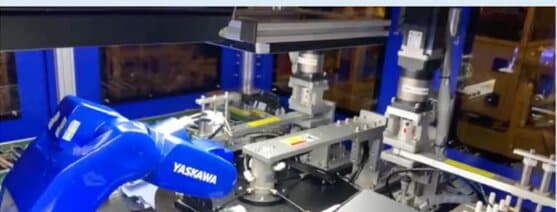 Robot gắp và dán tape vào đúng vị trí trên sản phẩm